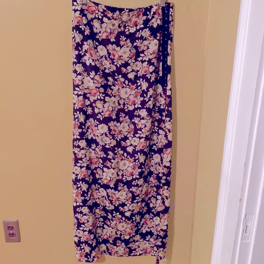 Gorgeous UrBan Outfitters skirt. Size Large, LONG length!